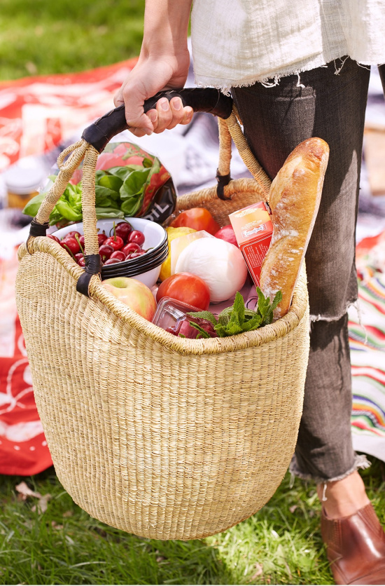 picnic-food-packed-in-basket