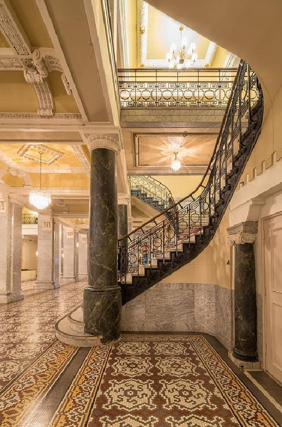 Hotel-Bentley-lobby-staircase