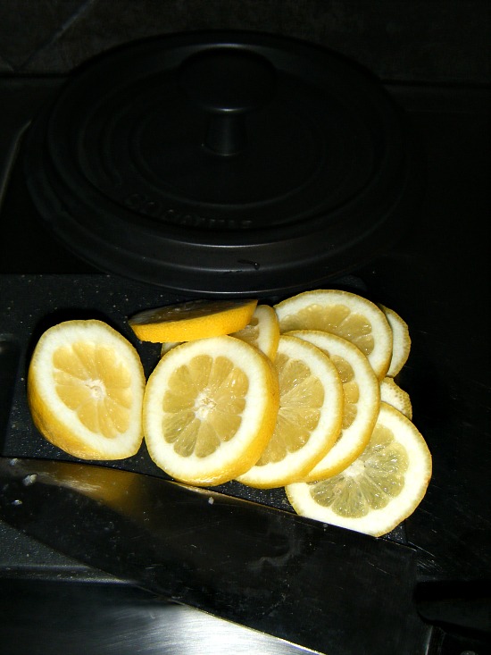 fresh-lemon-sliced