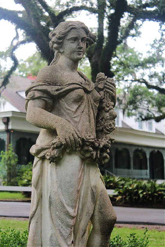 angel-statue-Myrtles-Plantation