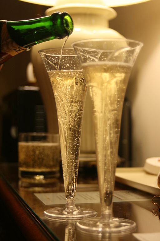 Pouring_two_champagne_glasses