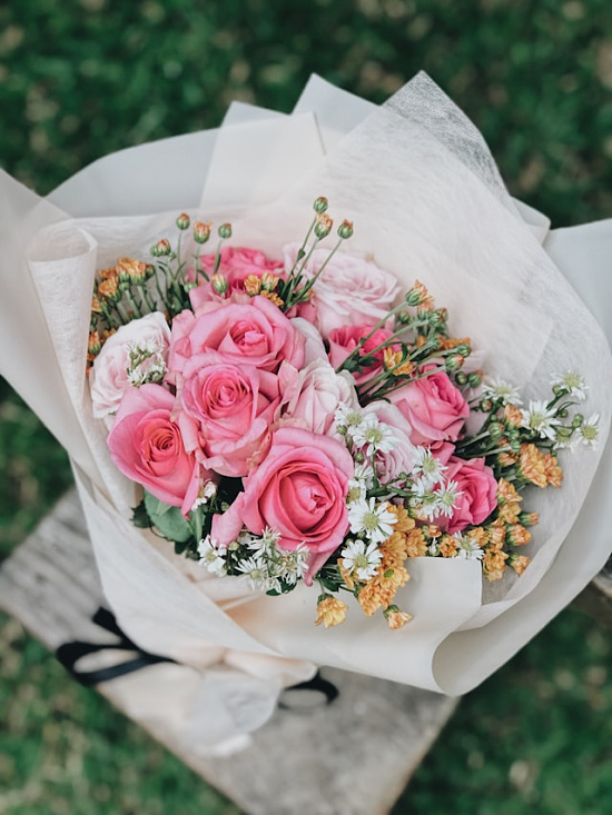 flower-bouquet-pink-roses-wrapped