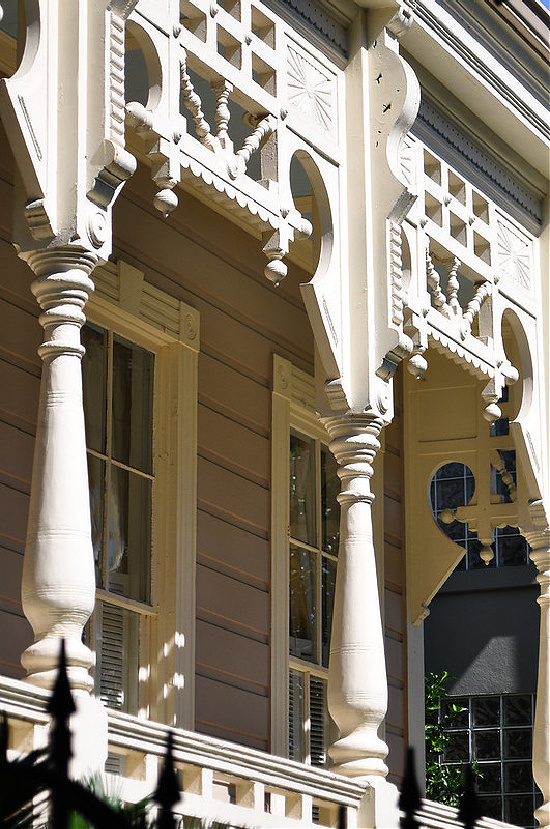 porch-brackets-columns-New-Orleans-architecture