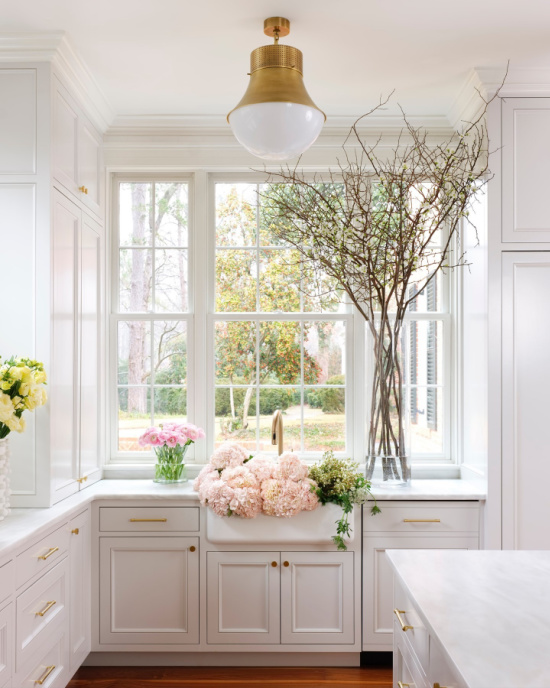 white-kitchen-fresh-flowers-House-Beautiful