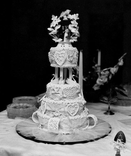 wedding-cake-black-white-photo