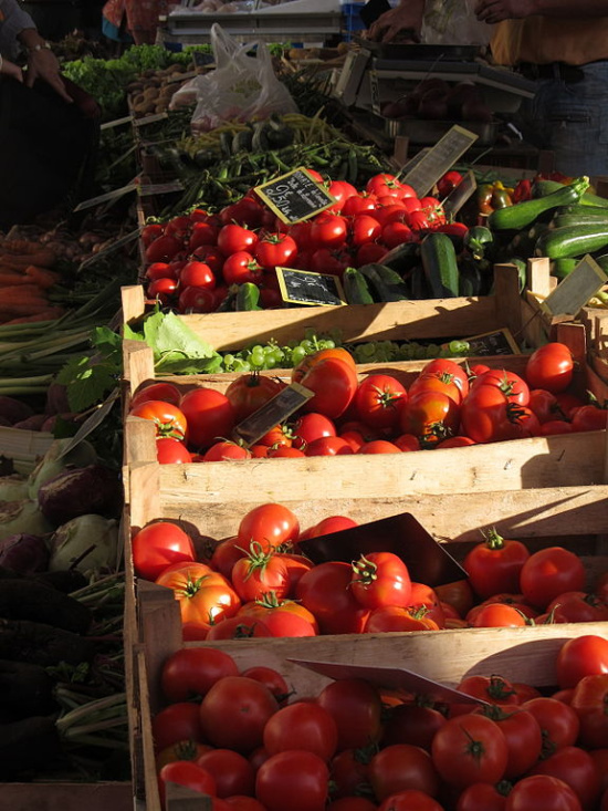 fresh-tomatoes-market