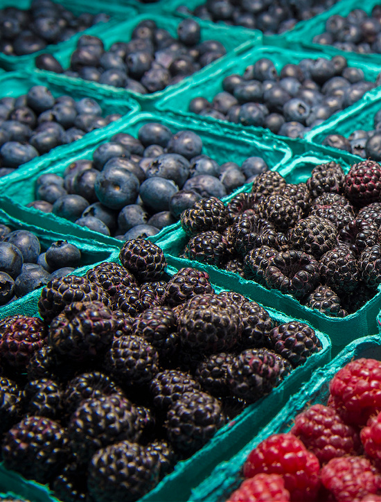 fresh-berries-at-farmers-market (1)