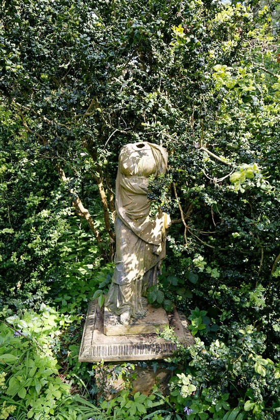 Myddelton_House_garden,_Enfield,_London___Pedestal_headless_sculpture