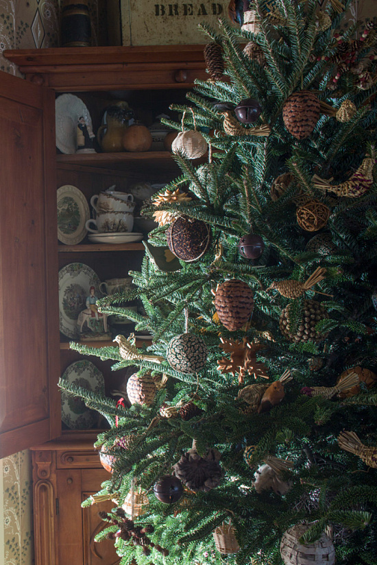 woodland-Christmas-tree-dining-room