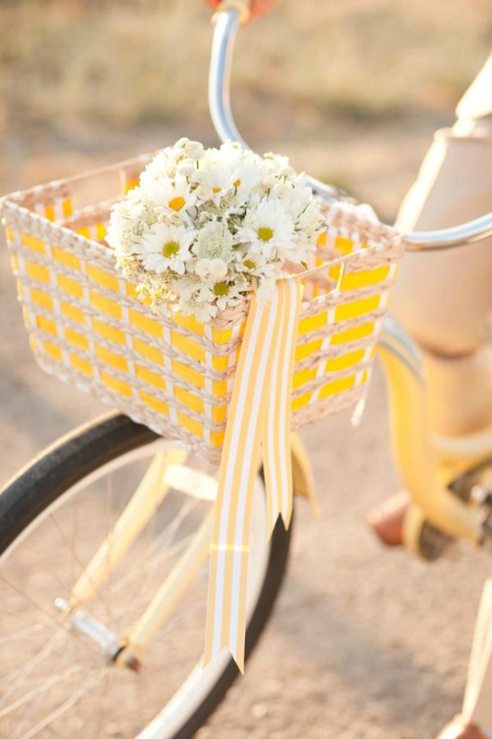 daisy-bouquet-in-yellow-bike-basket