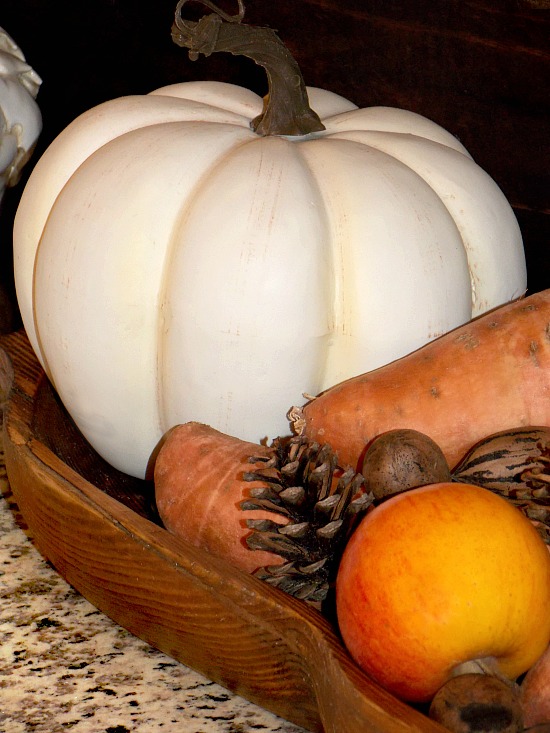 white-pumpkin-in-wooden-tray