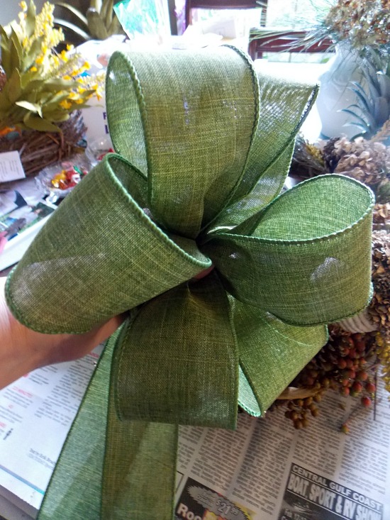 making-bow-with-green-ribbon