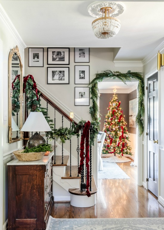 Holiday-decorated-entryway