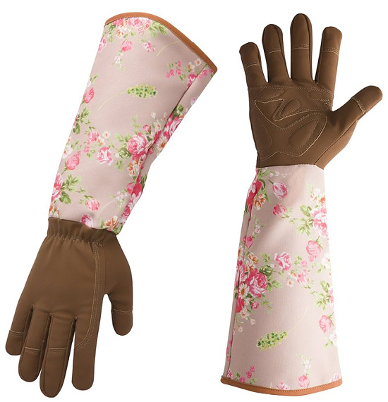 pink-roses-gardening-gloves