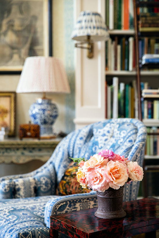 http://placesinthehome.com/wp-content/uploads/2021/04/Charlotte-Moss-blue-and-white-accents-roses-in-vase-1.jpg