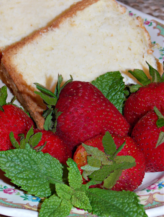 pound-cake-fresh-whole-strawberries