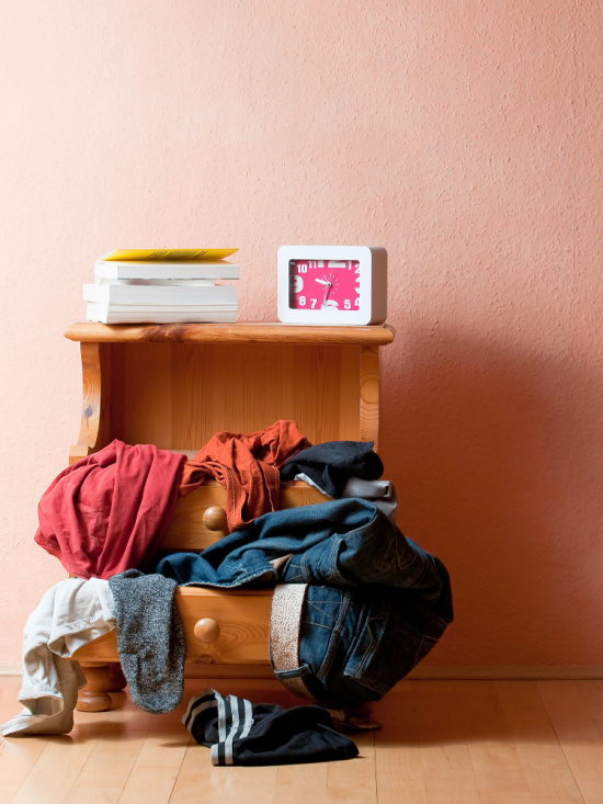 drawer-with-several-clothes-it-together-with-books-clock (1)