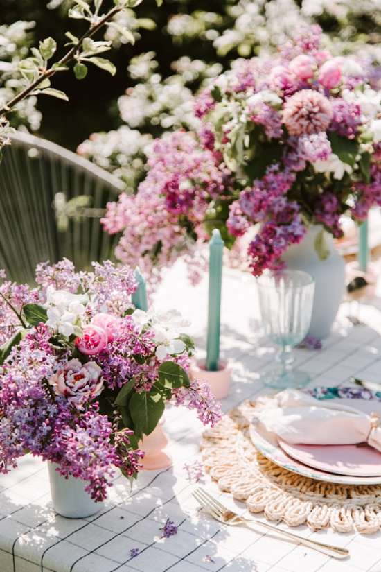summer-entertaining-tablescape-pink-purple-flowers