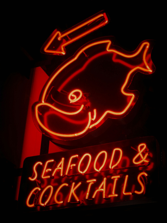 seafood-and-cocktails-neon-sign