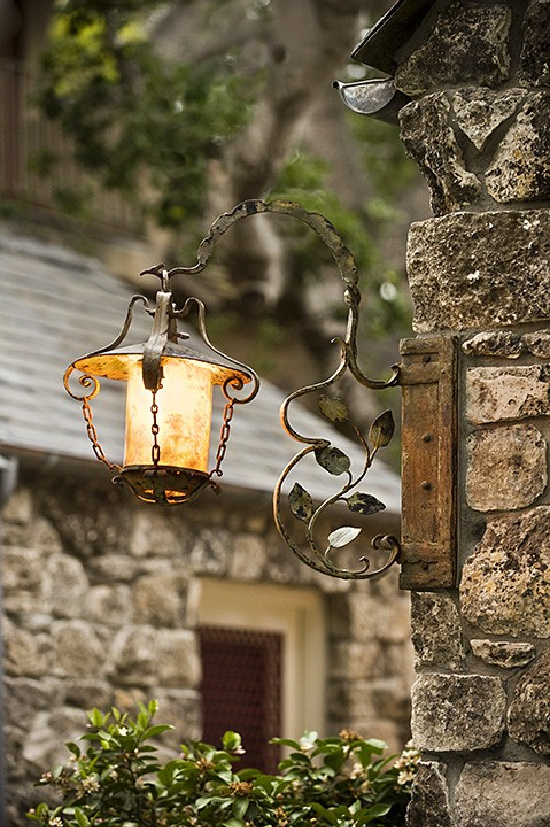 exterior-lantern-light-mounted