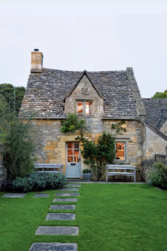 stone-cottage-lush-lawn