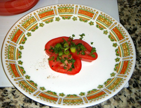 tomato-slices-green-onions-parsley