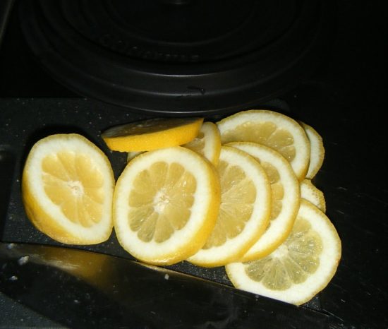 sliced-lemons