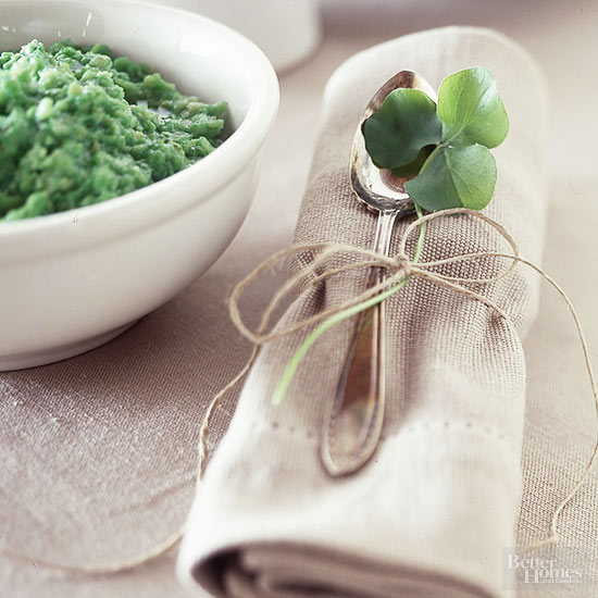 napkin-tied-with-four-leaf-clover