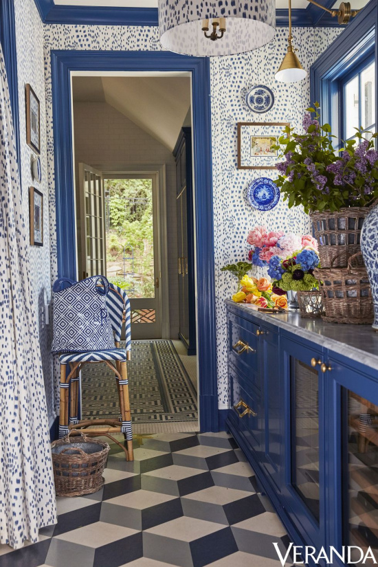 danielle-rollins-home-le-touches-wallpaper-blue