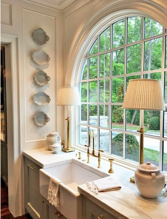 plates-on-kitchen-wall-arched-window