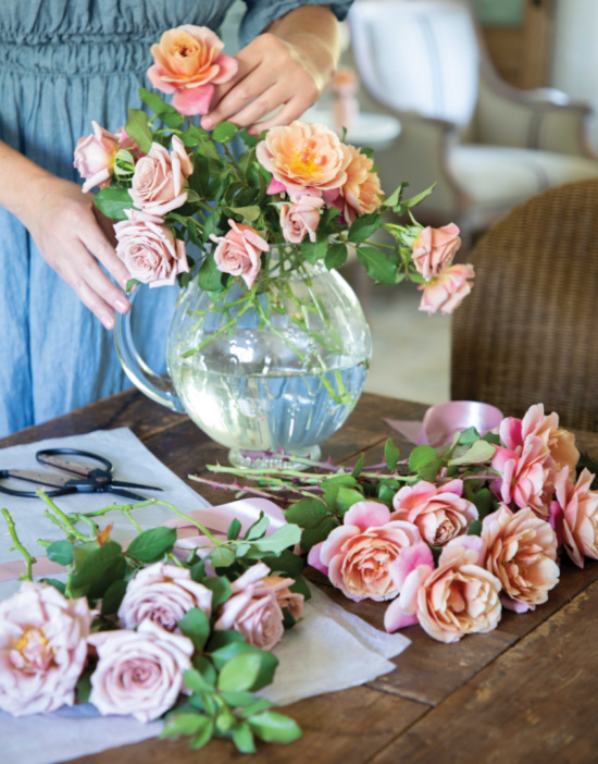 arranging-roses-in-vase