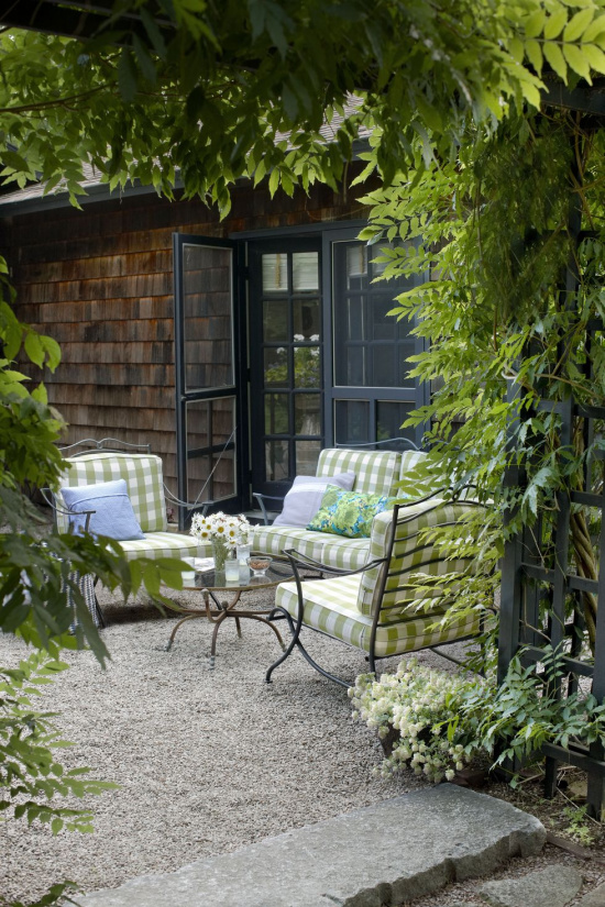 patio-ideas-green-white-outdoor-cushions