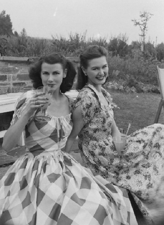 1950s-ladies-picnic-cocktails