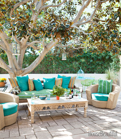 outdoor-vintage-sofa-and-coffee-table