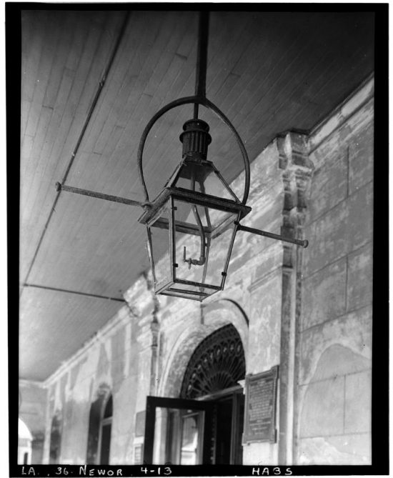 Lantern_in_courtyard._May_1936._-_The_Cabildo,_711_Chartres_Street,_New_Orleans,_Orleans_Parish,_LA_HABS_LA,36-NEWOR,4-13.tif