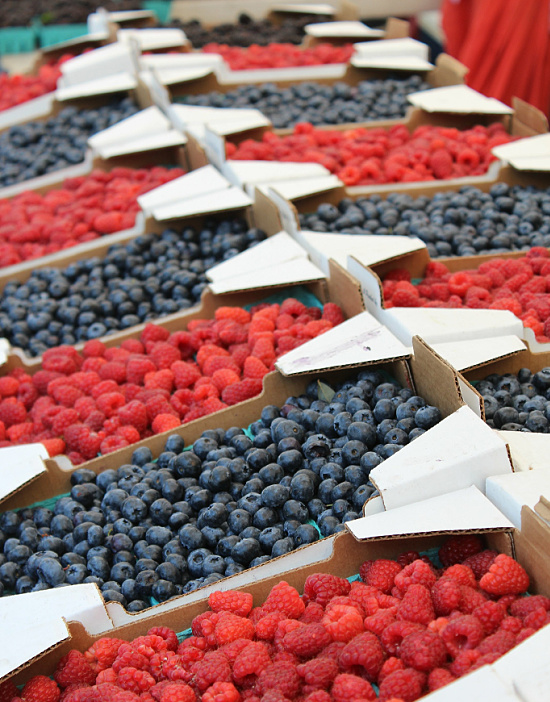 fresh-blue-raspberries-market