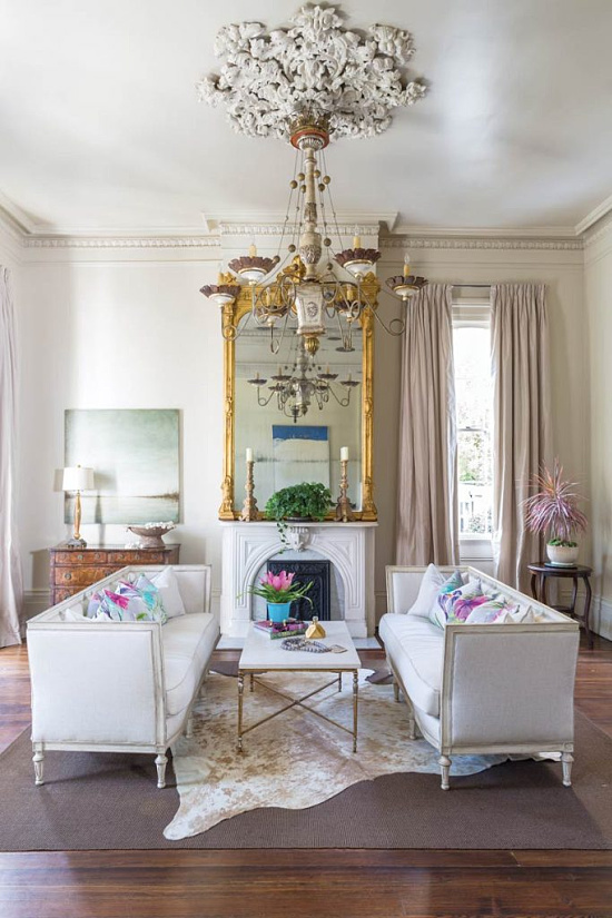 New-Orleans-interiors-living-room-chandelier