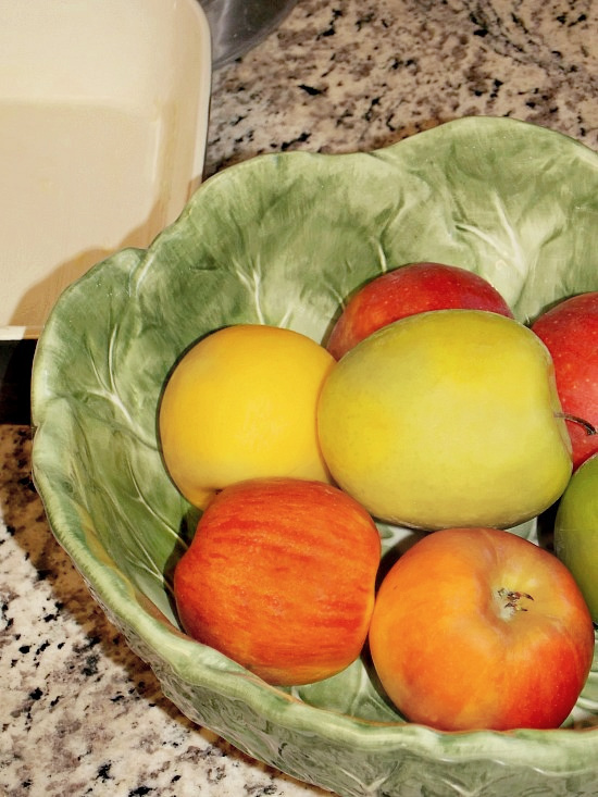 mixed-color-apples-in-bowl (1)