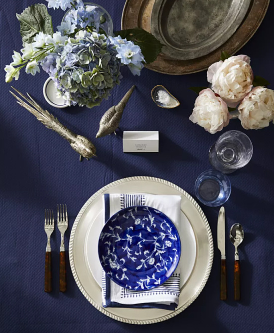 classic-blue-table-setting