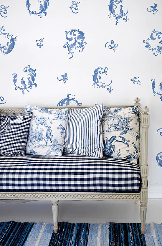 settee-blue-white-pillows