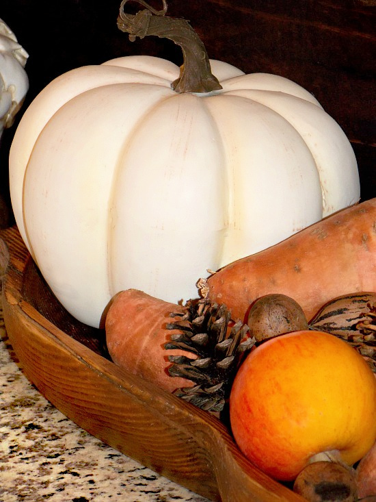 white-pumpkin-in-wooden-tray (1)