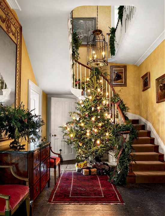 holiday-foyer-tree-garland-banister-Paul-Massey (1)