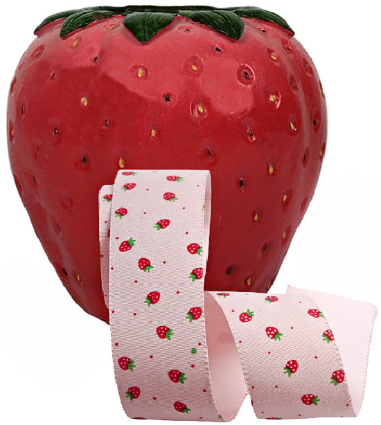 strawberry-shaped-vase-ribbon