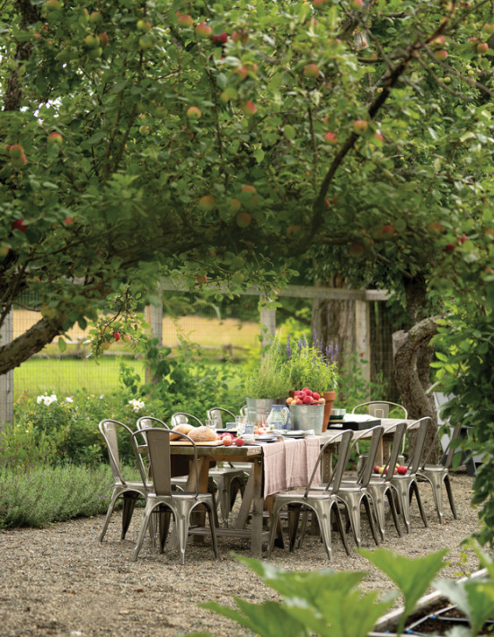 outdoor-dining-table-in-garden-Photographer-André-Rider