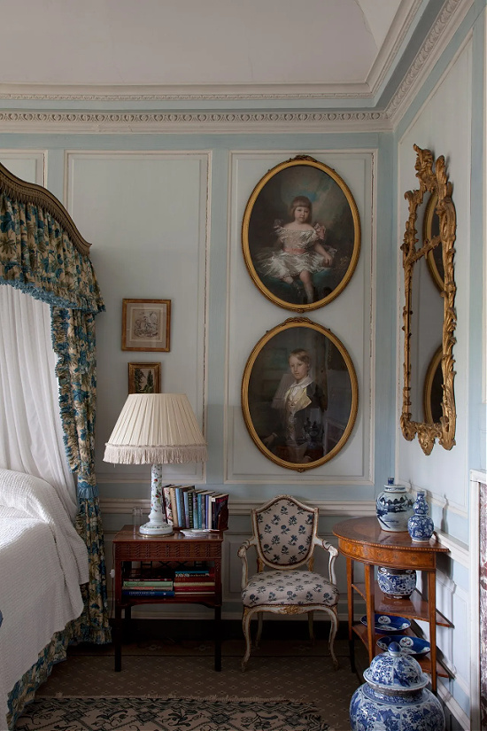 English-blue-white-bedroom