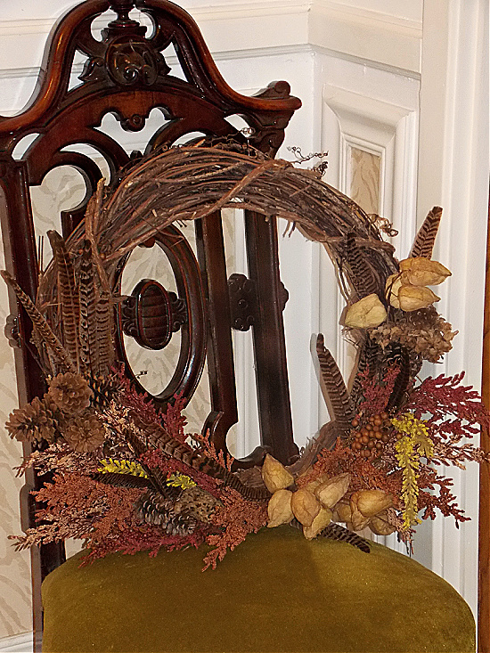 fall-2022-wreath-foyer-chair