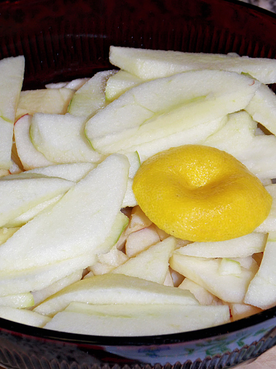 sliced-apples-fresh-lemon