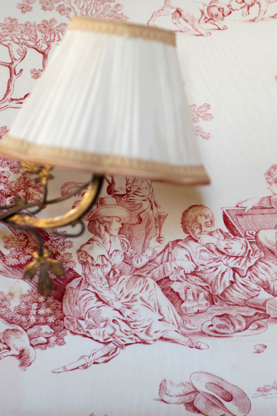 wallpaper-toile-red-wall-lamp (1)