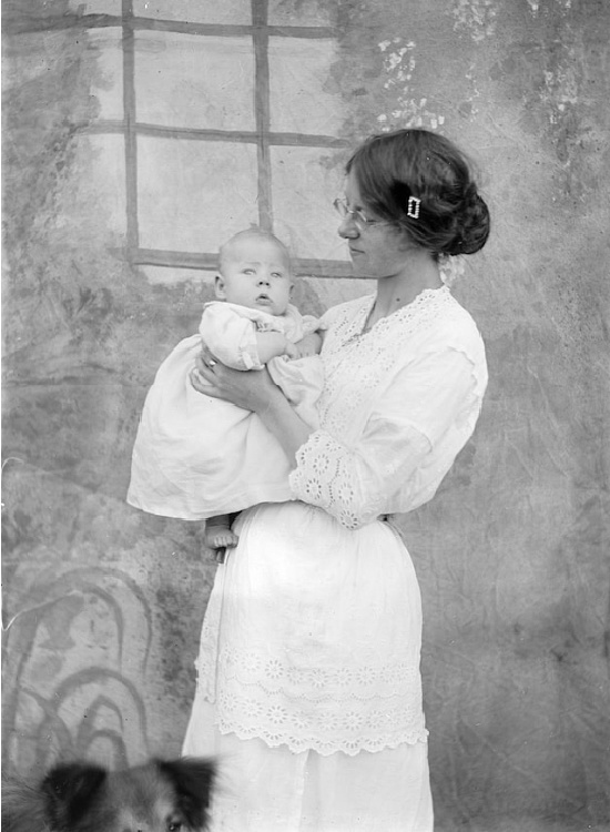 vintage-black-white-new-mom-holding-baby-portrait