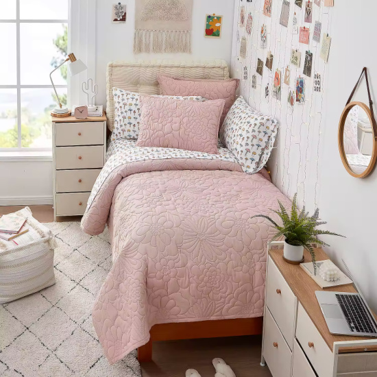 pink-bedspread-dorm-decor-ideas